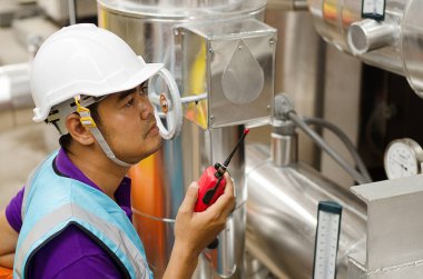 Telsizli sert şapkalı işçi. 