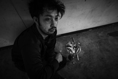 Asyalı bağımlı adamın görüntüsünü kapat 