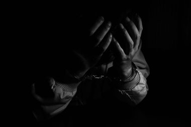 Kelepçelenmiş Erkek Ellerinin Yakın Çekimi 