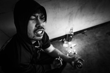 Depresyondan muzdarip Asyalı adam