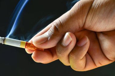 Yumuşak odaklı arka planı olan sigaralar koyu renklidir..