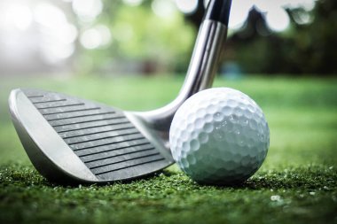 Golf sopası ve golf topu, yaklaşın.