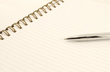 Defter notları ve kalemler depolama için kullanılır.