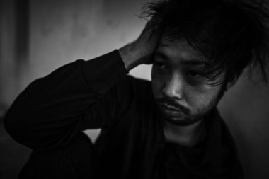 Asyalı bağımlı adamın görüntüsünü kapat 