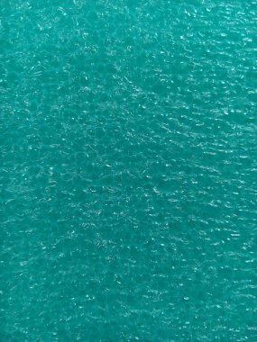 Yukarıdan görülen dalgalı kristal deniz suyu.