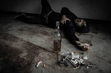 Depresyondan muzdarip Asyalı adam