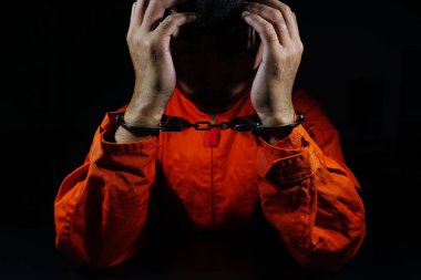 Kelepçelenmiş Erkek Ellerinin Yakın Çekimi 