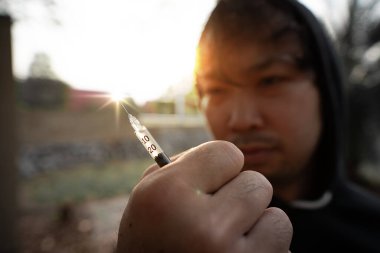 Asyalı bağımlı adamın görüntüsünü kapat 