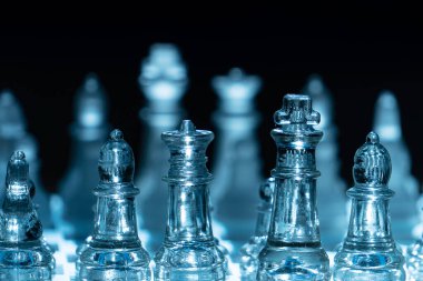 İş rekabeti kavramı: Cam satrancın yakın çekimi