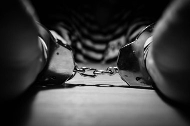 Erkek mahkumlar kelepçelendi