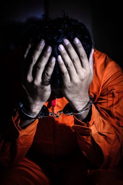 Kelepçelenmiş Erkek Ellerinin Yakın Çekimi 