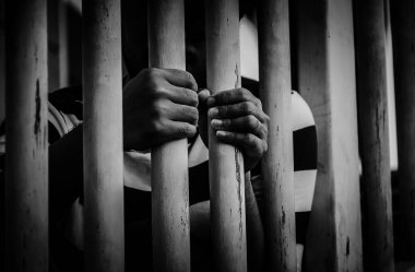 Hapisteki Erkek Eller 'in Yakın Çekimi