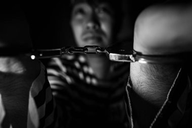 Erkek mahkumlar kelepçelendi