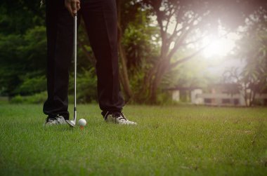 Golf sopalı ve golf toplu adam, yaklaşın.