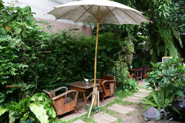 Şehirdeki kafe terası manzarası