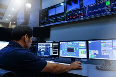 Elektrik kontrol odasında çalışan mühendis.