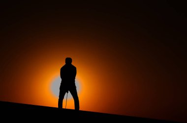 Golf mü? Golf oynayan bir adam resmi. 