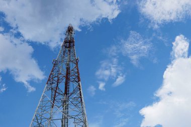 Elektrik kulesi ve mavi gökyüzü arkaplanı