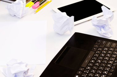 Bilgisayarlı ofis masası, not defteri ve ahşap masadaki kırtasiye malzemesi.