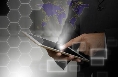 Tabletle çalışan işadamının eli 