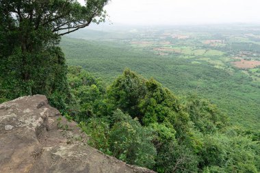 Bu güzel ülkenin dağlarına ve gökyüzüne bak.