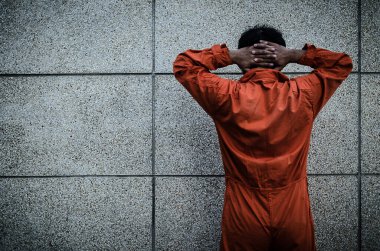 Mahkumlar teslim olmak için ellerini başının üstüne koyuyorlar.