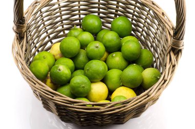 Limon beyaz arka planlı sepette..