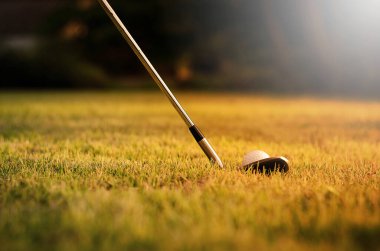 Golf sopası ve golf topu, yaklaşın.