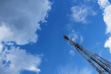 Elektrik kulesi ve mavi gökyüzü arkaplanı