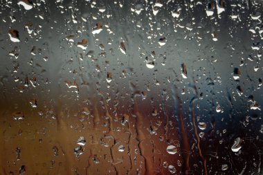 Bardaktaki yağmur damlalarının yakın görüntüsü