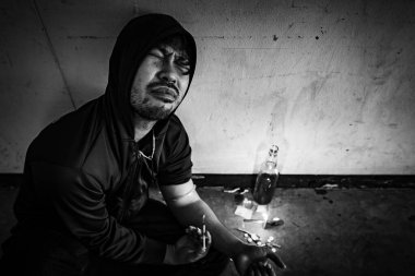 Depresyondan muzdarip Asyalı adam