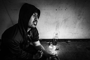 Depresyondan muzdarip Asyalı adam