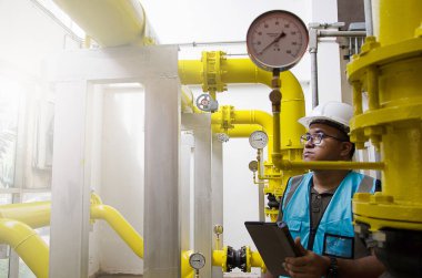 Kıdemli mühendis sistemin güvenliği için soğutma sisteminin cevaplarını kontrol ediyor.