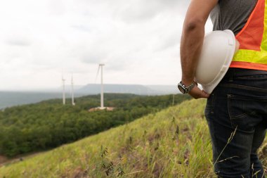 Rüzgar türbinli elektrik mühendisi.