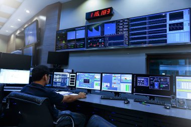 Elektrik kontrol odasında çalışan mühendis.