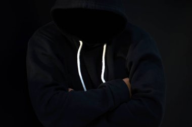 Kapüşonlu bilgisayar korsanı. Karanlık bir yüz. Veri hırsızlığı, internet dolandırıcılığı, darknet 