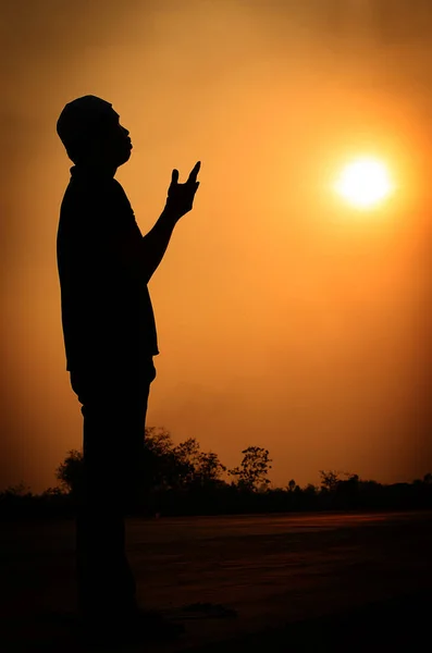 밖에서 기도하는 이슬람 젊은이 — 스톡 사진