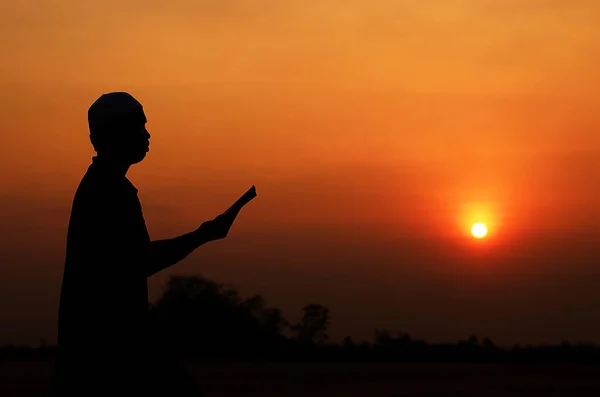 Мусульманський Молодий Чоловік Молиться Надворі — стокове фото