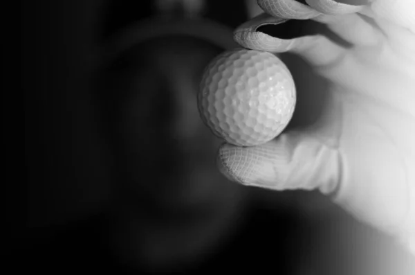 Männliche Hand Weißem Handschuh Mit Weißem Golfball Auf Dunklem Hintergrund — Stockfoto