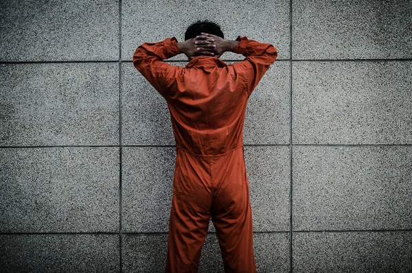 Die Gefangenen Stehen Die Hände Über Dem Kopf Sich Ergeben — Stockfoto