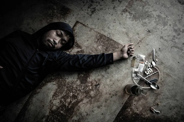 Depresyondan muzdarip Asyalı adam