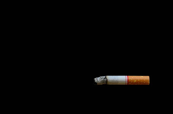 Cigarettes with a soft-focus background is dark. — Stock Photo, Image