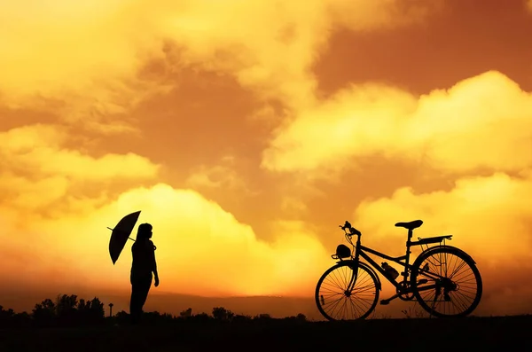 Silhouette Des Nicht Wiederzuerkennenden Mädchens Mit Fahrrad Und Sonnenschirm Bei — Stockfoto