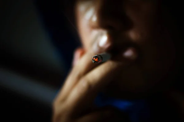 Foto Oscura Con Hombre Con Esposas Con Capucha Azul Fumando — Foto de Stock