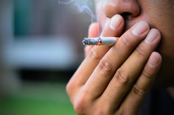 Man Met Sigaret Roken — Stockfoto