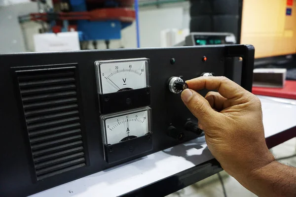 Hand Technicians Tune Power Supply — Stock Photo, Image