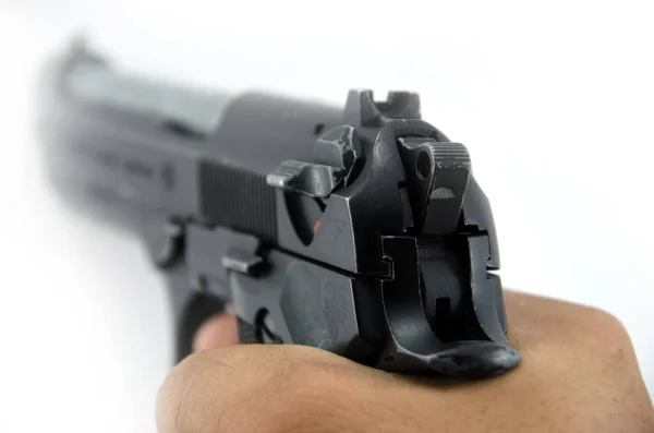 Parmağını silahın tetiğiyle kapatır.