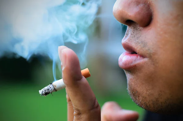 Man Met Sigaret Roken — Stockfoto
