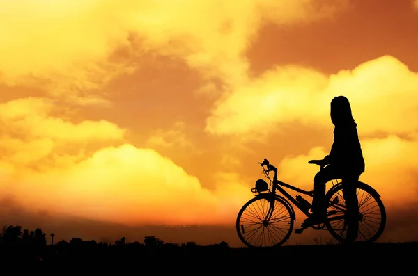 Silhouette Des Unkenntlichen Mädchens Mit Fahrrad Bei Sonnenuntergang Mit Schönen — Stockfoto