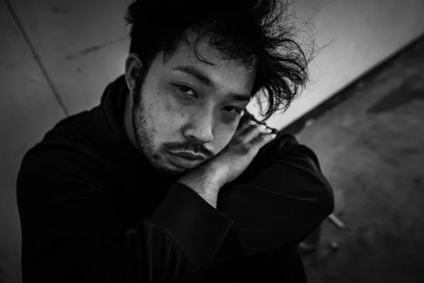 Asiatico Uomo Depressione Fumare Sigaretta — Foto Stock
